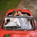 Zakochani przy oldtimerze – połączenie tradycji i nowoczesnej wideografii